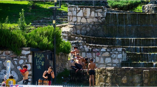 Çocuklar uyarılara uymadı, süs havuzuna girdi