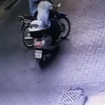 İki motosikletin çarpışması kameraya yansıdı