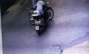İki motosikletin çarpışması kameraya yansıdı