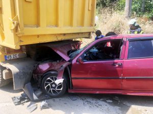 Otomobil kamyona arkadan çarptı: 2 yaralı