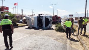 Turgutlu’da TIR devrildi: 1 yaralı