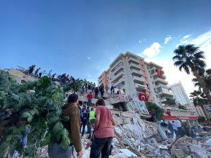 İzmir’deki depremde 12 can kaybı, 475 yaralı