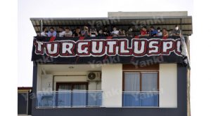 Turgutluspor taraftarları maçı çatıda izledi