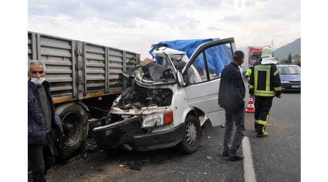 Kamyonet, yol kenarında park halindeki TIR’a çarptı: 1 yaralı