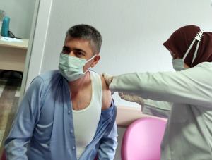 Turgutlu’da sağlık çalışanlarının aşılanmasına başlandı