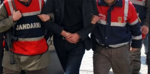 Jandarma dedektifleri ‘JASAT’ Turgutlu’da uyuşturucudan aranan 2 kişiyi yakaladı