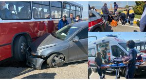 Otomobil, kavşakta bekleyen otobüse çarptı: 4 yaralı