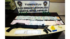 Turgutlu’da kumar baskını: 100 bin lira değerinde döviz ve Türk Lirası ele geçirildi