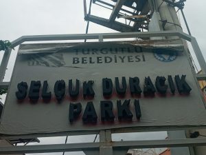 Turgutlu’da Ülkücü Şehidin adı verilen parkın tabelası içler acısı durumda