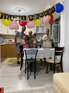 Emekli TEDAŞ amiri Osman adak torunu eylül’e sürpriz doğum günü partisi yaptı