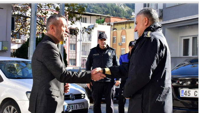 İl Emniyet Müdürümüz Sayın Fahri AKTAŞ, Mutlu Mahallesi Muhtarı Sayın İsmail BARMAKSIZ’ı Ziyaret Etti